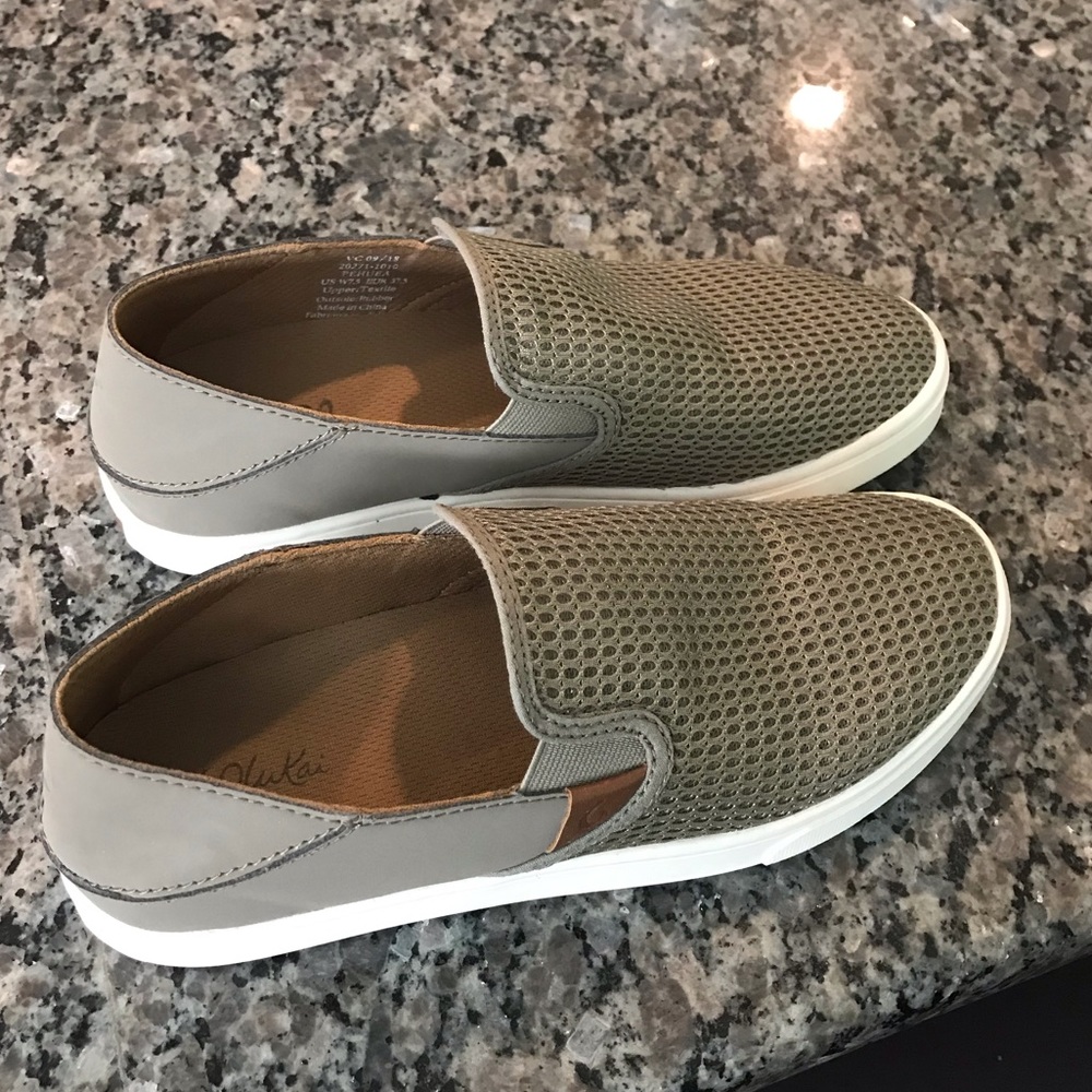 NWOT Women’s OluKai casual slip on shoes.